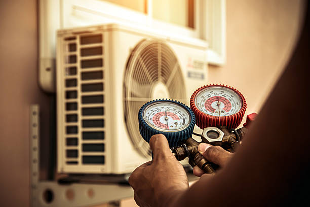 Professional Hvac technician working in Roselle, IL